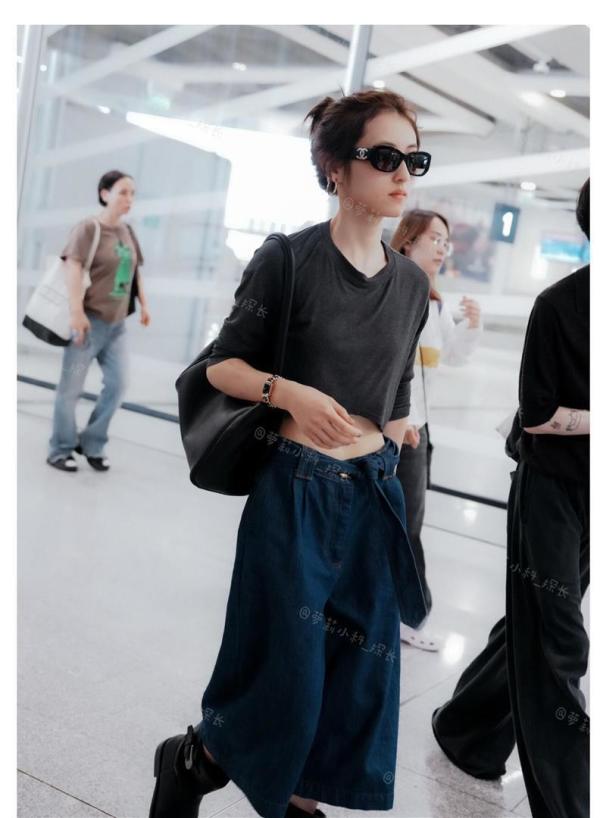 张子枫出发照曝光！简约松弛少年感杀出重围，内娱千篇一律精致风该学学_流行娱乐