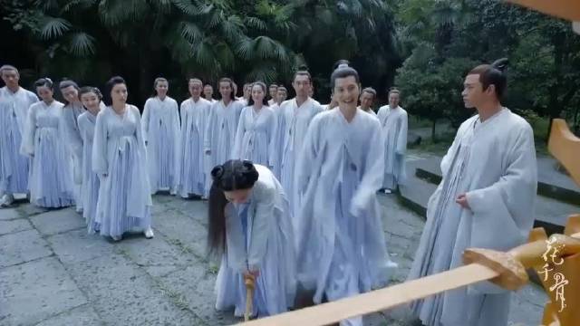 千骨自信拿木剑，根本拿不动，同学傻傻嘲笑