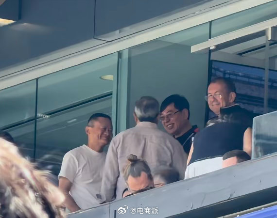 马云低调现身世界杯决赛看台,与杨元庆同坐普通区观赛
