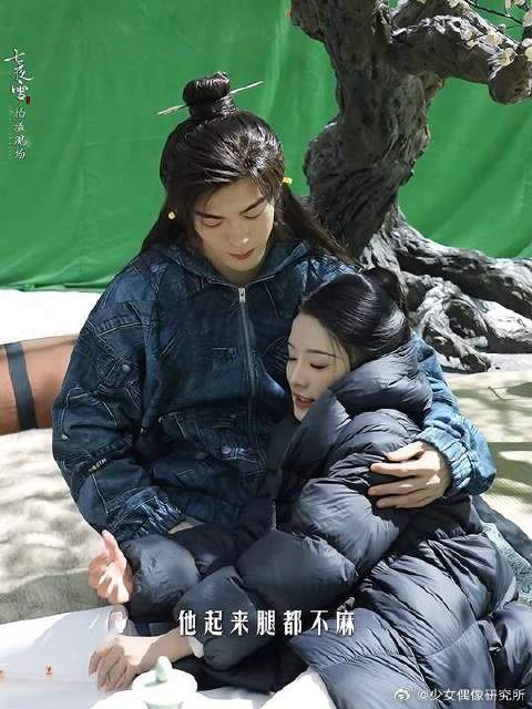 白梅树下惊现耍宝二人组，片场情绪价值拉满！