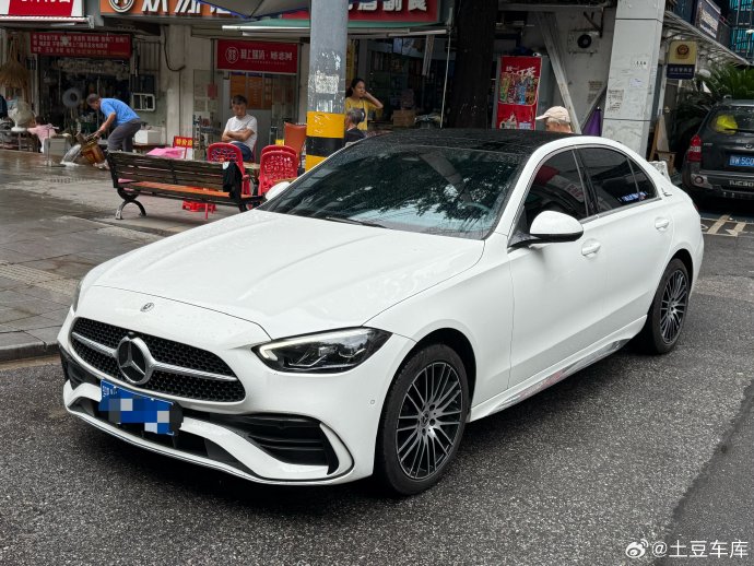 二手车市场奔驰C260L准新车大概多少钱？
