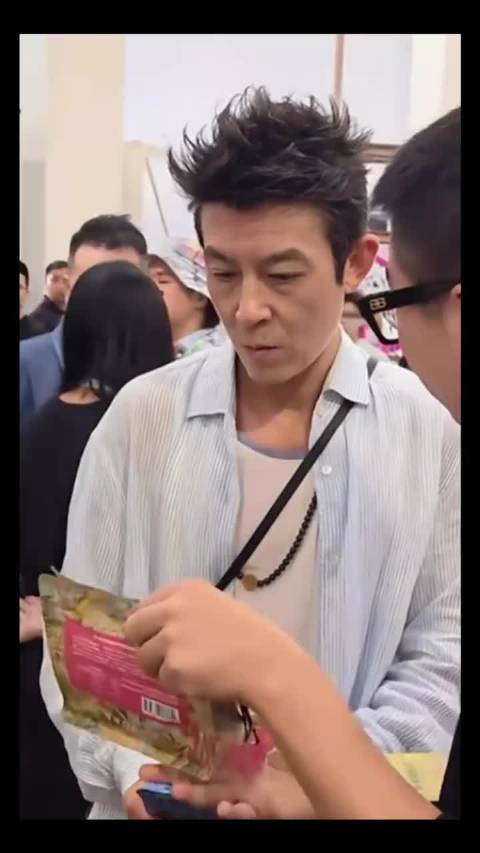 陈冠希45岁近照，长期熬夜透支颜值提醒规律作息