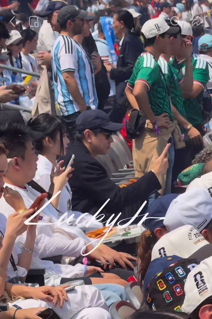52岁林俊杰终于认爱！小22岁女友世界杯首次同框被拍，挽手画面甜翻全网