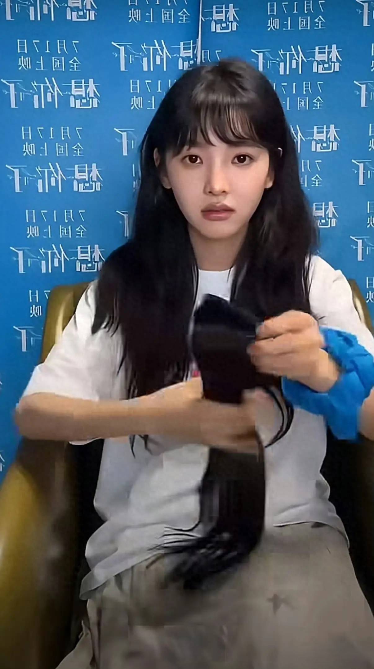 章若楠直播坦然摘下假发片，真实发量引全网羡慕冲上热搜