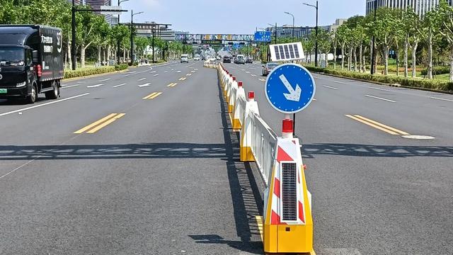 道路隔离栏有了“变形金刚”！上海首套潮汐智能移动护栏落地金科路