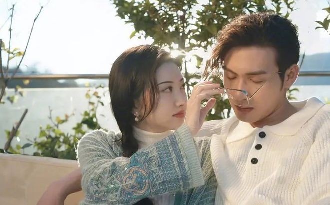 景甜张彬彬直播好甜蜜，透露将二搭新剧，张彬彬表情成焦点