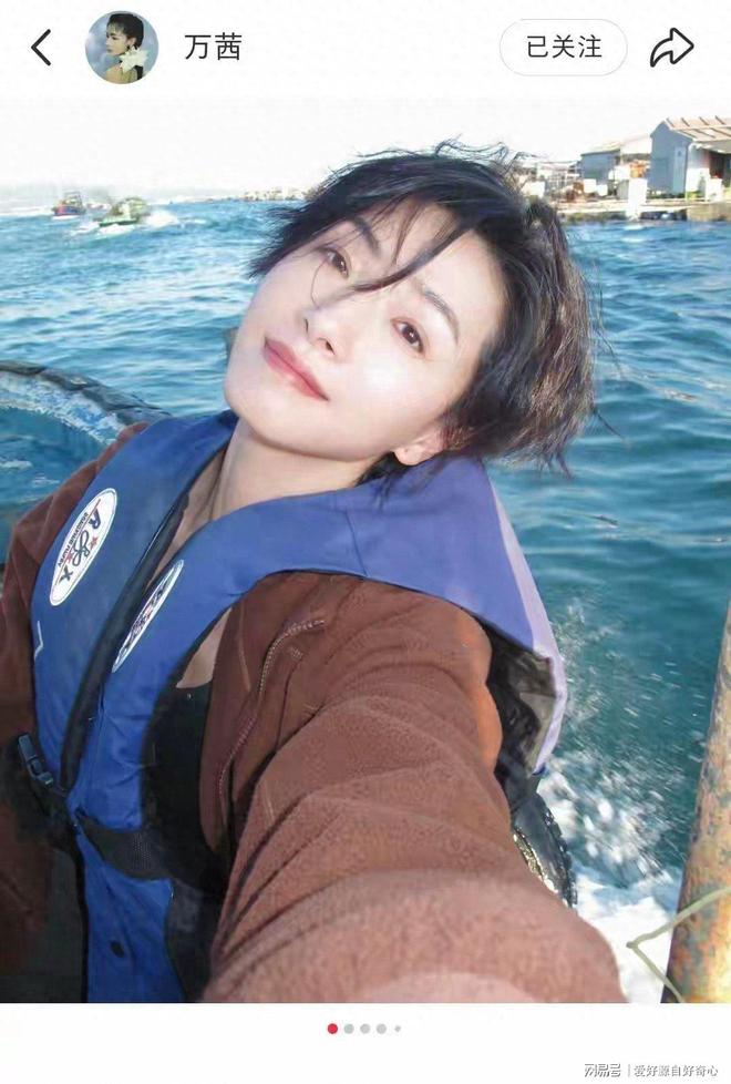 万茜立春海南度假，坐船出海太惬意，海风一吹氛围感拉满