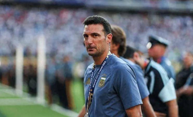 劳塔罗点赞怒斥阿根廷主帅！半决赛关键先生枯坐整场，意甲50年纪录断了，阿根廷输得窝囊，孔蒂都看不下去