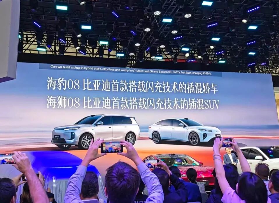 比亚迪首款搭载闪充技术的插混轿车,零重力座椅四门电吸,剑指奔驰S级!