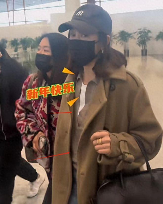 王鸥被曝生产后首露面！穿廓形宽版大衣难掩孕味，身形臃肿显疲惫
