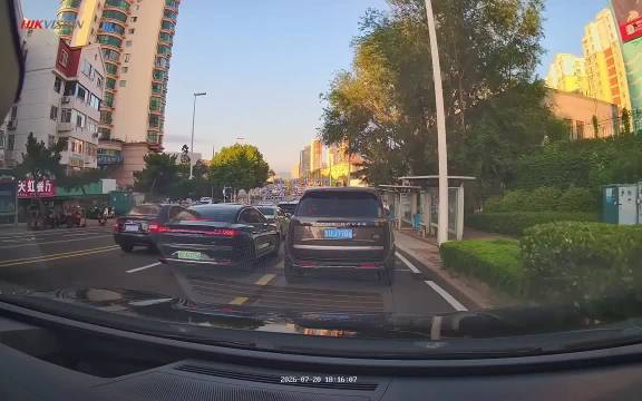 走公交车道被挤上人行道，开车上路提前规划路线，保持平和心态