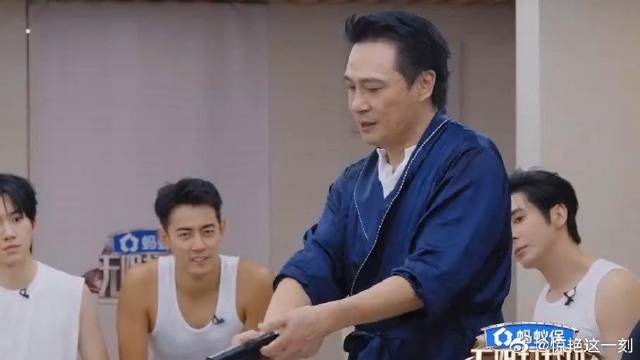 吴镇宇教学员拍枪战戏 怎么拿枪都有讲究，难怪以前的港剧好看！