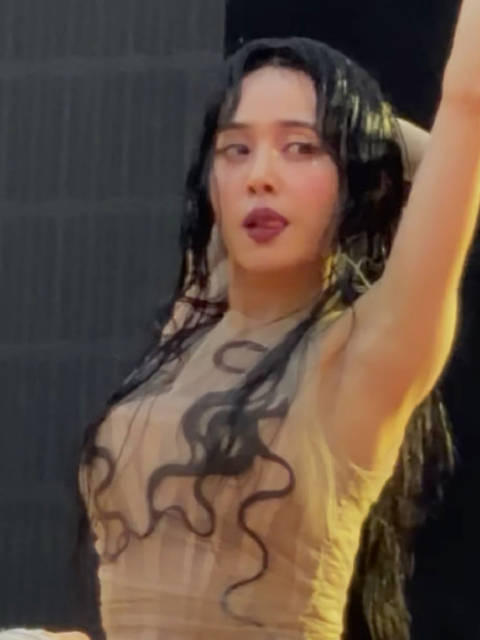 你们快看啊 她怎么又吐舌头又翻白眼啊
