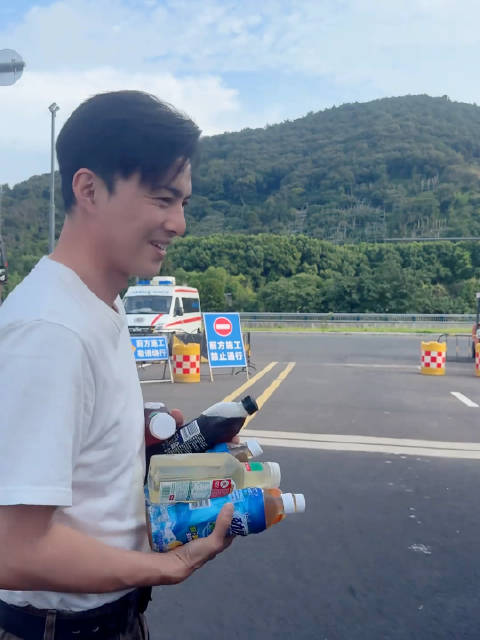 叶祖新送饮料对比年轻艺人送奶茶，老一辈艺人体现扎实感