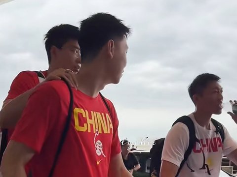 男篮赴海口备战热身！全队心情不错，三宁哈欠，焦泊乔搭肩崔永熙