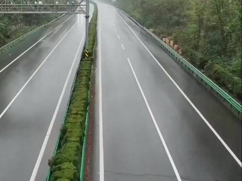 雨天高速连环撞！理想i8车主：连眼镜都没掉！