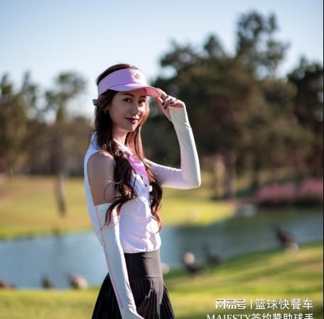 美翻了！孙悦娇妻秀高尔夫球技 大长腿成全场最大亮点