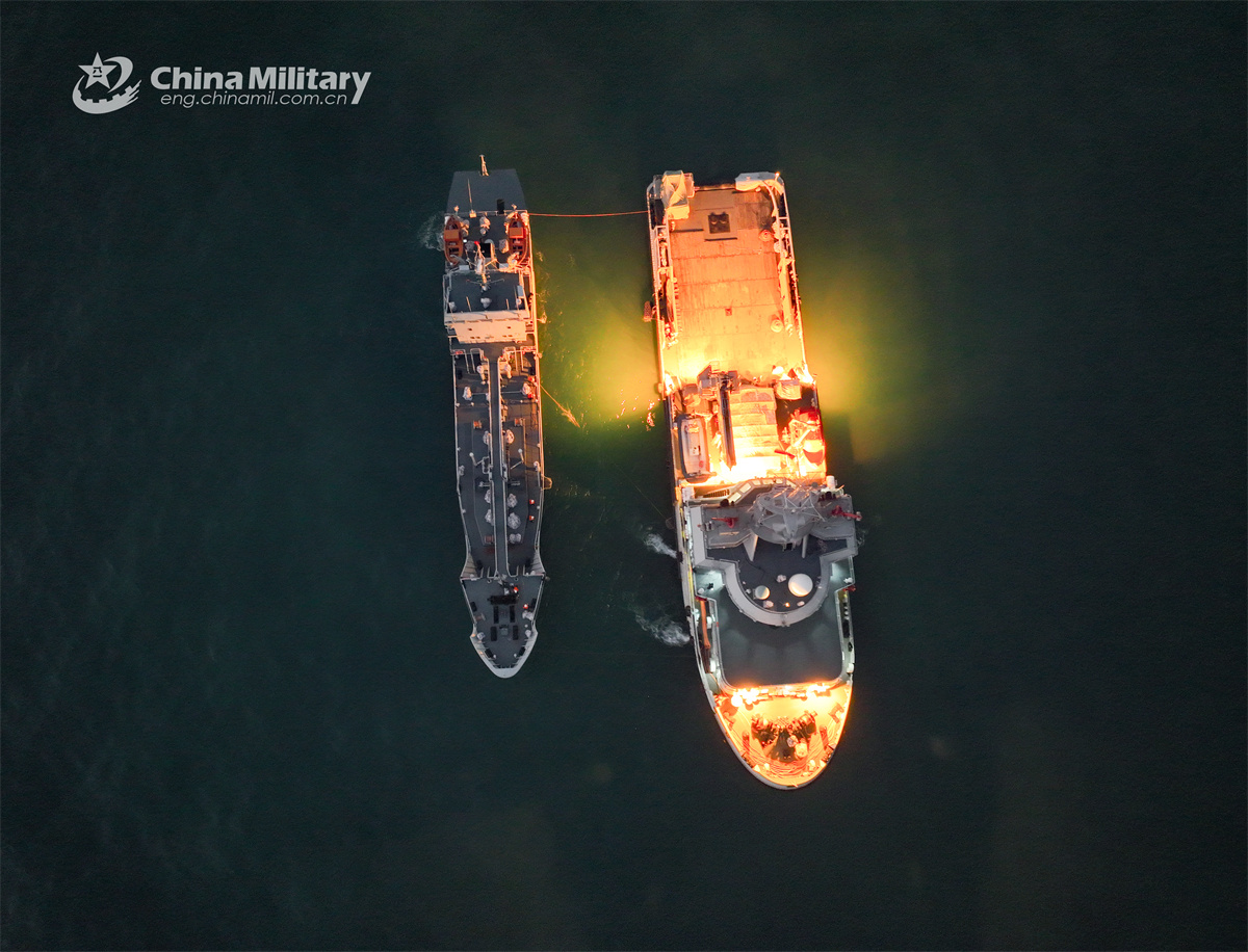 △2026年1月中旬，海軍某支隊遠洋拖船南拖159船、油船南油973船開展廢棄船舶系泊和解纜作業演練。