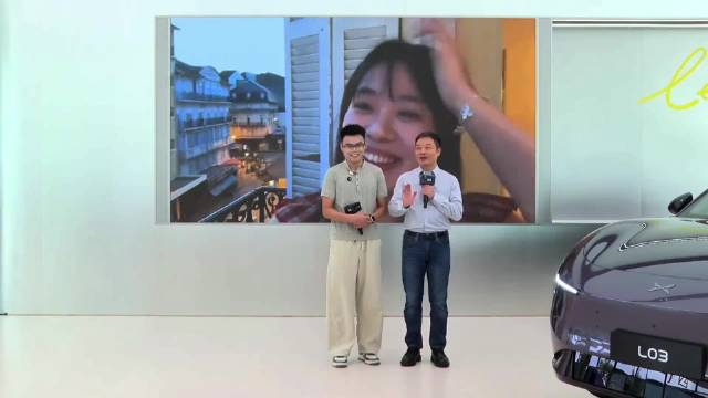 何小鹏为MONA L03车主交付，见证00后情侣与冠军女车主