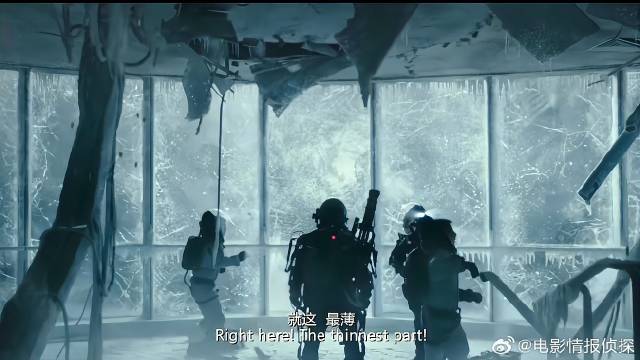 众人爬楼逃生，奈何遇二次坍塌，这下危险了