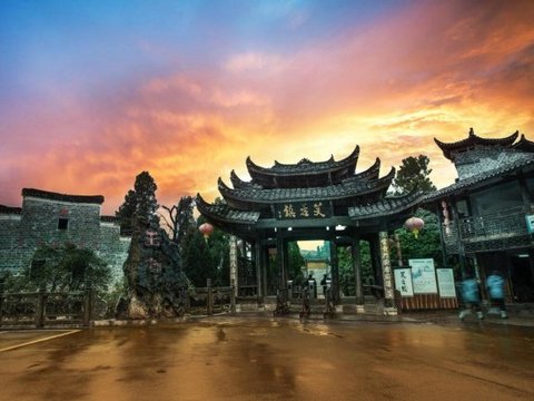 芙蓉镇和红石林值得一起去吗?千年古镇遇亿年红岩,联游性价比拉满