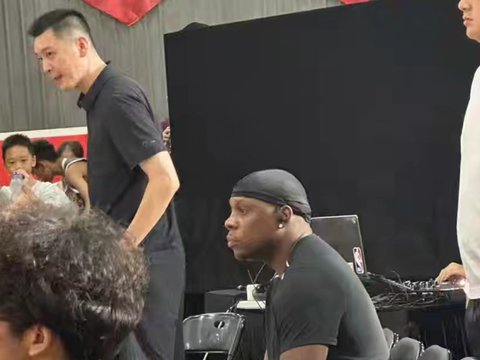 杨鸣今夏会见老友！与韩德君乌戈聚餐超开心，搭档哈德森参加活动