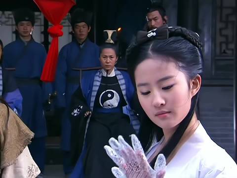 郭靖全力降龙十八掌只能打平金轮，小龙女凭轻功硬扛二十招