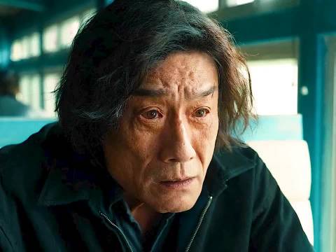 歹徒只是在经过的瞬间，便用手中的匕首割断了男警的大动脉