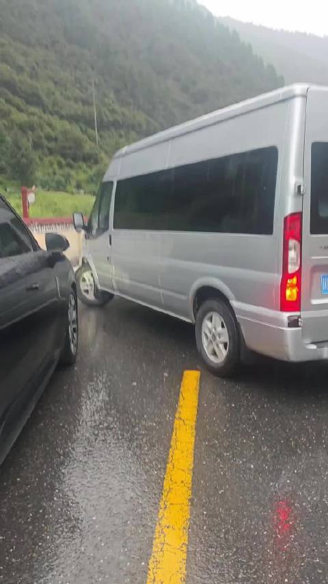 318国道堵车，领克逆行加塞被别，路人齐声叫好