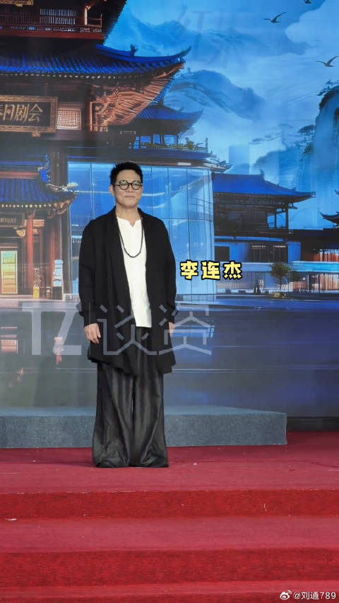 62岁李连杰看起来好精神啊！翟一莹 62岁李连杰好精神 微博VC计划