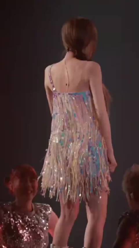 王心凌穿易走光服饰做动作，43岁未走光