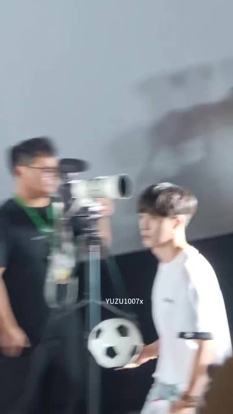 张艺兴0帧起跳酱爆舞，与周星驰同台展现肌肉记忆