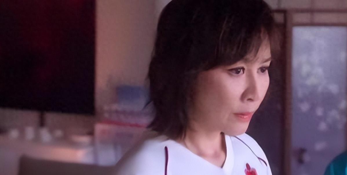 刘嘉玲发两张旧照悼谢贤，周星驰劝别发她偏发，60岁松弛感赢口碑