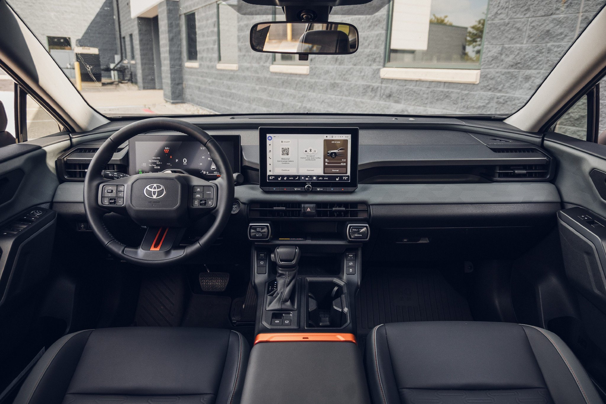 2026款丰田RAV4 Woodland PHEV内饰曝光，风格务实不奢华
