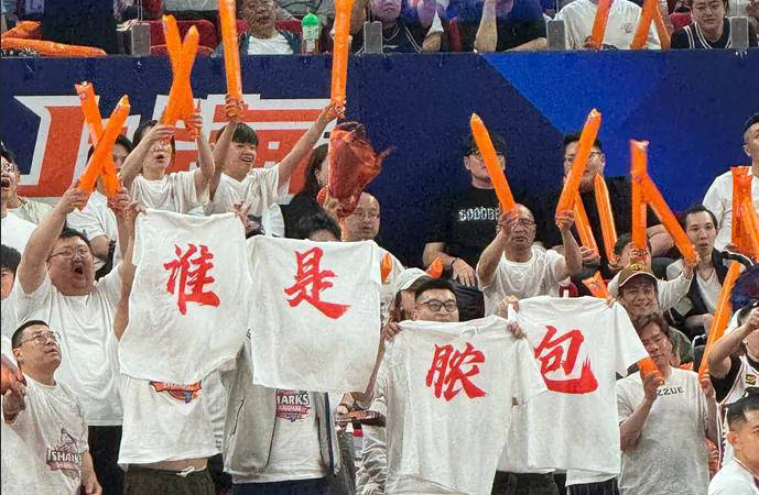 谁才是真正的“脓包”？5分惜败上海，球迷称换人影响重大