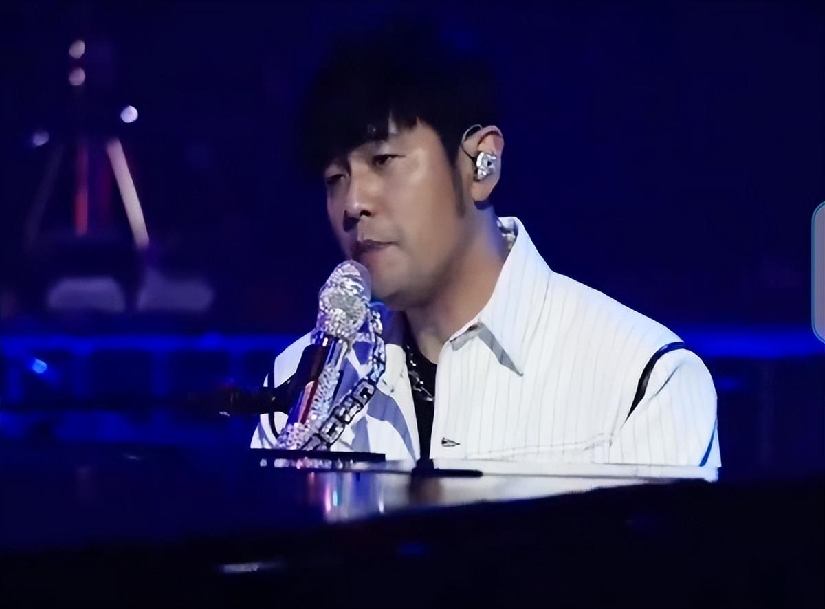 两顶流同开线上演唱会,周杰伦不忘做公益,鹿晗超敬业献唱15首歌