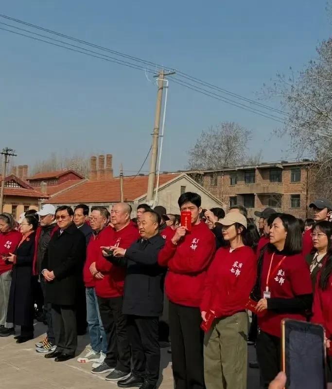 高圆圆和井柏然一起参加新剧开机仪式，两人站在一起超有姐弟范儿