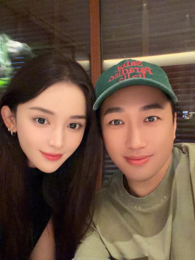 于正用美颜相机与古力娜扎合照，“于正美颜相机下的娜扎”登热搜