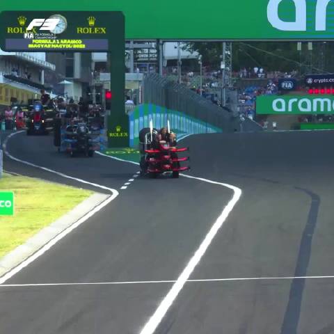 F1赛车搞笑一幕： 工程师们把车子改装成有3 个前翼，一起到赛道上开了一圈