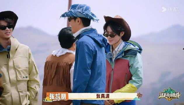 张凯丽打招呼说看过张真源的话剧《铁流东进》，“特别棒”！