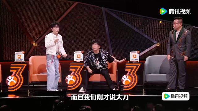 周深走路一蹦老高，与大老师互动逗趣