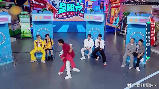 王鹤棣武大靖带来小众舞蹈，竟变杂技表演，笑死个人