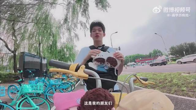 官俊臣带四代所有棉花娃娃打卡鸟巢