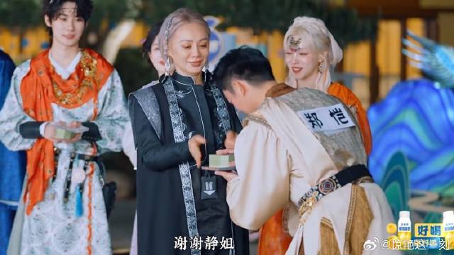 还得是老一辈演员有格局！ 宁静第一次来跑男就把黄金送给郑恺，祝他生日快乐