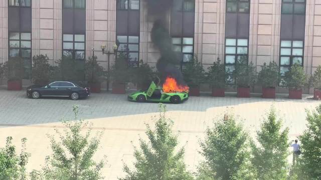 又一辆大牛svj自燃了…… 这就是我不买兰博基尼的原因！
