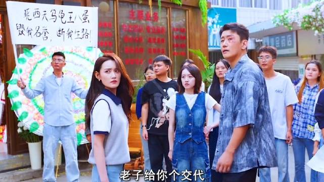 女儿被欺负母亲为撑腰，板砖敲自己头上