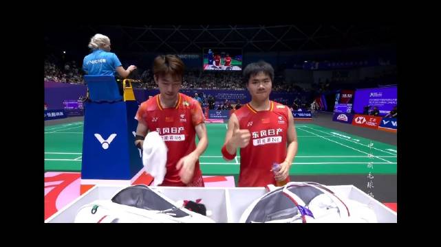 梁王组合直落两局，21比11、22比20晋级男双半决赛