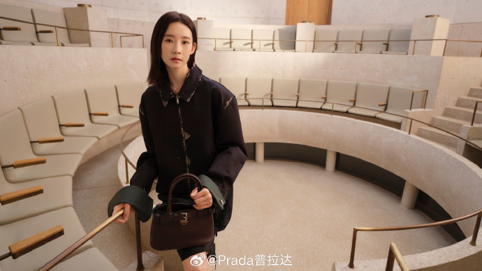 张艺凡携手登陆少年，Prada七夕环形大片引爆期待