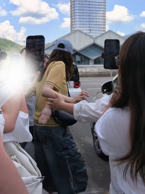 被你扶起来的女孩会爱你一辈子吧