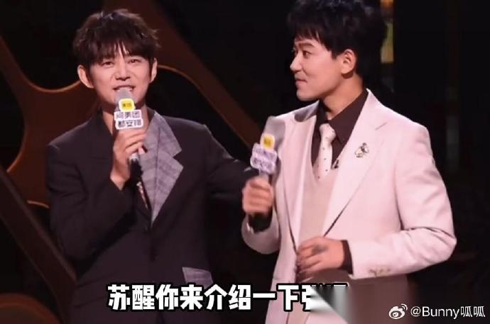 苏醒和张远在《歌手》抢麦互动具体发生了什么？